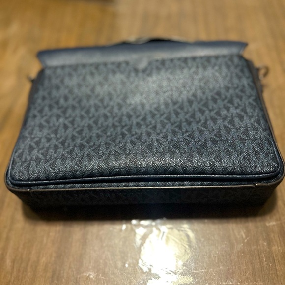 Nice Michael Kors crossbody. - Picture 3 of 15